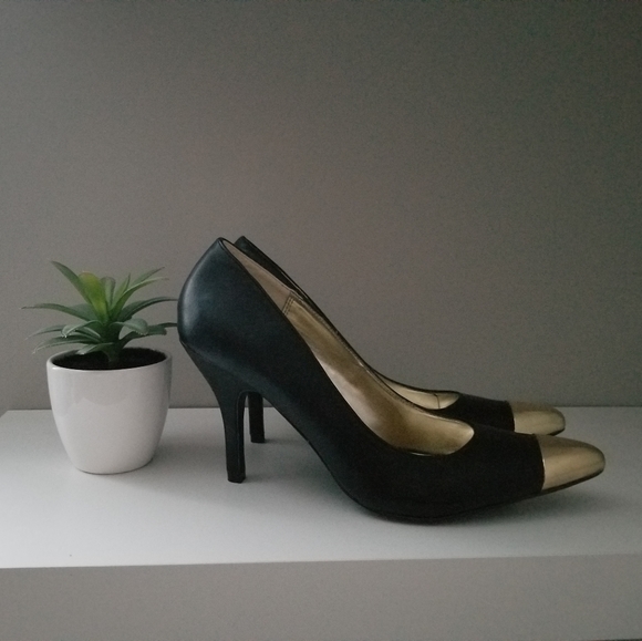 NWOT Rampage Black and Gold Pumps - Picture 4 of 5